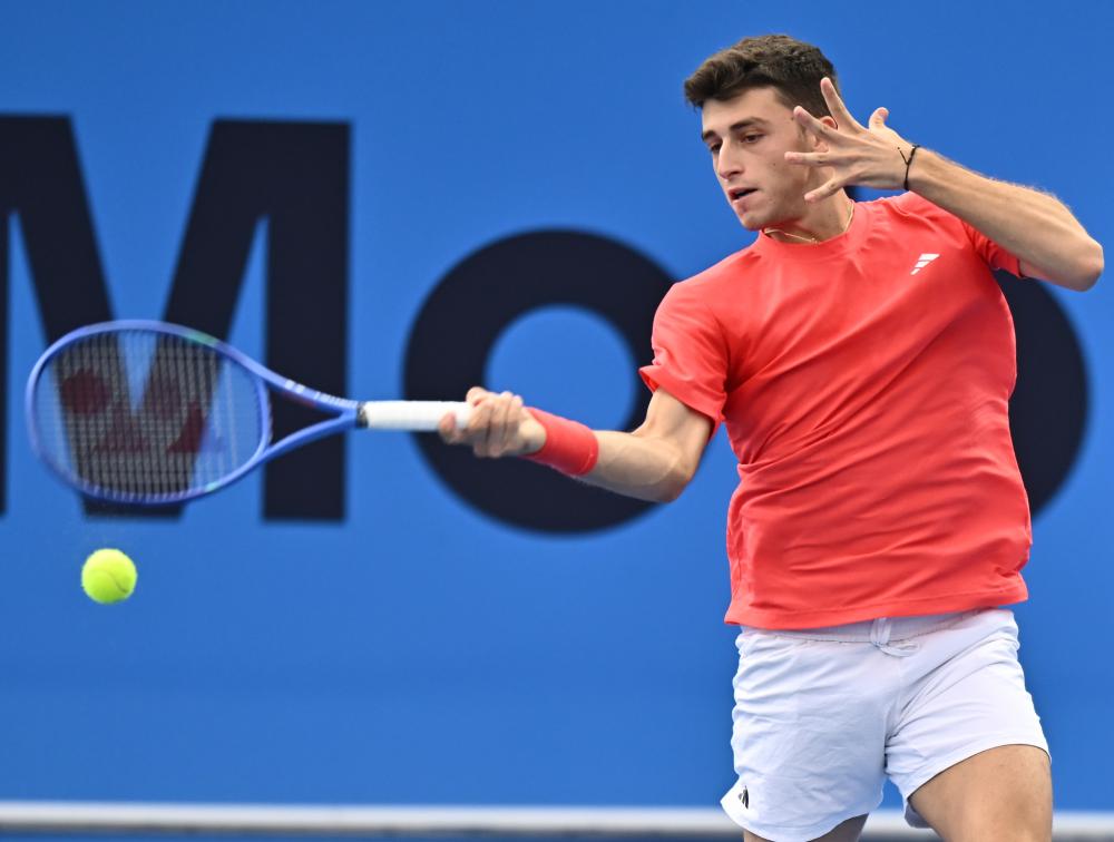 雷迪克：里夫斯在对热火首节伤到腹股沟，明天再次评估他伤情